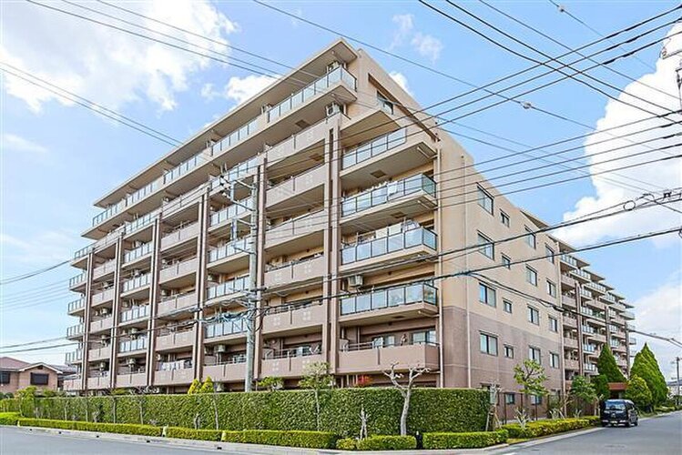 青空に映える佇まい。落ち着きのある素材感で優しい表情に仕立てています。