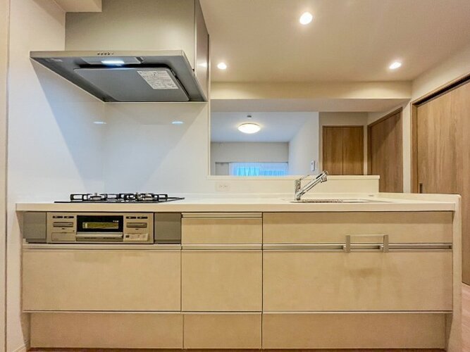 家事動線やリビングとのつながりに配慮し、食事の準備や片付けを楽しくする対面キッチンに仕上げました。 家事動線やリビングとのつながりに配慮し、食事の準備や片付けを楽しくする対面キッチンに仕上げました。