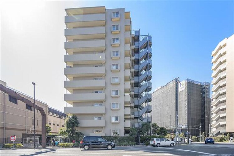 青空に映える佇まい。暮らす人の快適さを考えた街並みに溶け込んだ色調の住まい。 青空に映える佇まい。暮らす人の快適さを考えた街並みに溶け込んだ色調の住まい。