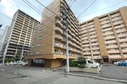 統一した色調でデザインされたマンションは周囲と調和した景観を生み出しています。 統一した色調でデザインされたマンションは周囲と調和した景観を生み出しています。