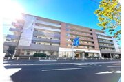 どこか余裕を感じさせるシャープなフォルムで佇む外観は、晴天の空と合わせる事で堂々たる趣を見せます。 どこか余裕を感じさせるシャープなフォルムで佇む外観は、晴天の空と合わせる事で堂々たる趣を見せます。