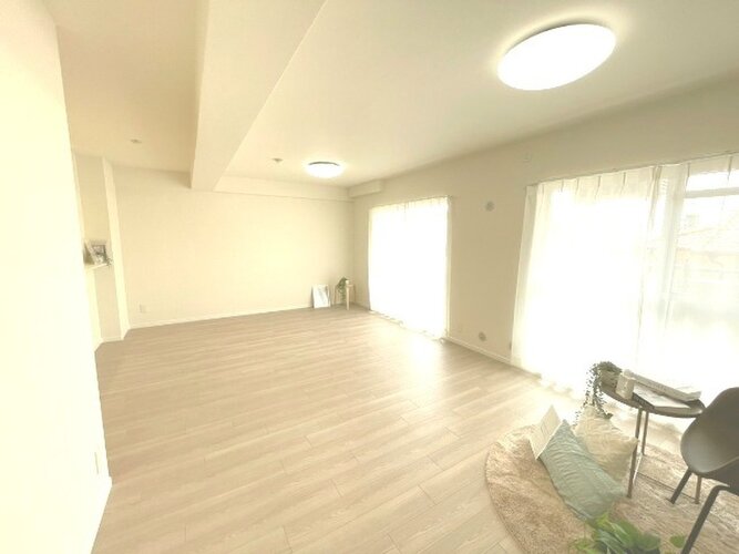 バルコニーからの眺望。近隣の建物との間隔もしっかり取られて風通し良好です。