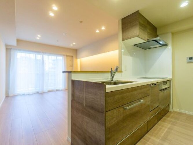 目の前をオープンにすることで開放感が生まれる対面式キッチン。家事をお手伝いしてもらうのもいいですね♪