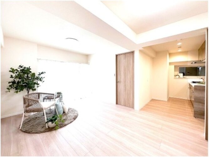 お部屋の形が綺麗なリビングの為、テーブルやソファなどの家具を一通り置くことができそうです♪ お部屋の形が綺麗なリビングの為、テーブルやソファなどの家具を一通り置くことができそうです♪