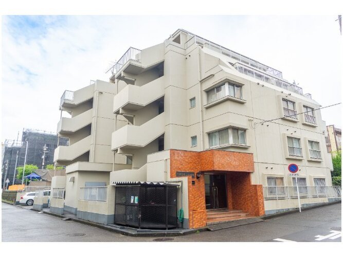 閑静な住宅街に佇むマンション。柔らかい色調とマットな素材が穏やかな雰囲気を奏でます。