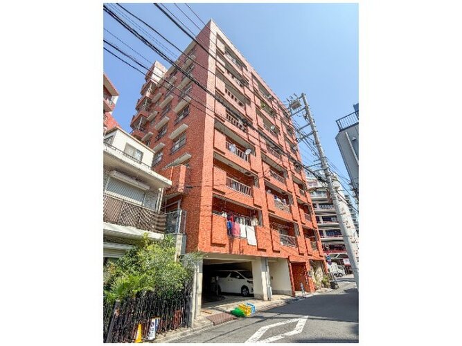 陽だまりの中でそよ風を感じる快適な空間。青空の下にその落ち着きのある外観を描き出します。