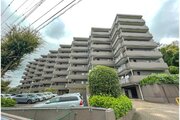 陽だまりの中でそよ風を感じる快適な空間。青空の下にその落ち着きのある外観を描き出します。 陽だまりの中でそよ風を感じる快適な空間。青空の下にその落ち着きのある外観を描き出します。
