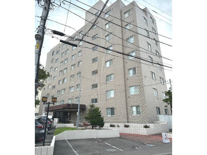 統一した色調でデザインされたマンションは周囲と調和した景観を生み出しています。 統一した色調でデザインされたマンションは周囲と調和した景観を生み出しています。