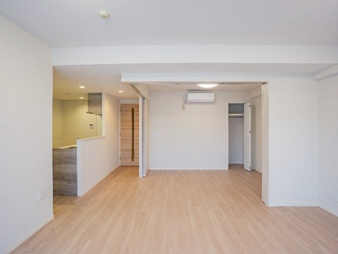 内装はシンプルに落ち着きのある空間にしています。ゆったりとしたひとときを過ごせそうです♪ 内装はシンプルに落ち着きのある空間にしています。ゆったりとしたひとときを過ごせそうです♪