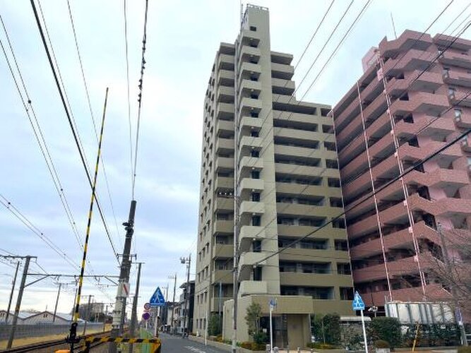 重厚なイメージを受けるマンション。住むほどにその印象が誇らしくなります。