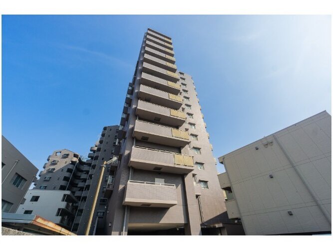 陽だまりの中でそよ風を感じる快適な空間。青空の下にその落ち着きのある外観を描き出します。