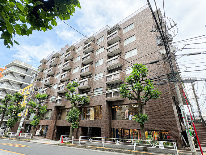 陽だまりの中でそよ風を感じる快適な空間。青空の下にその落ち着きのある外観を描き出します。