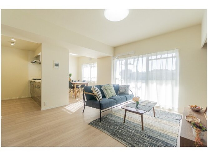 陽当り良好なLDKは、温かな陽光が帰ってきたくなる場所、安心できる場所としてリビングを演出します。 陽当り良好なLDKは、温かな陽光が帰ってきたくなる場所、安心できる場所としてリビングを演出します。