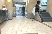 エントランス内部は管理が行き届き、清潔な共有スペースとなっています。