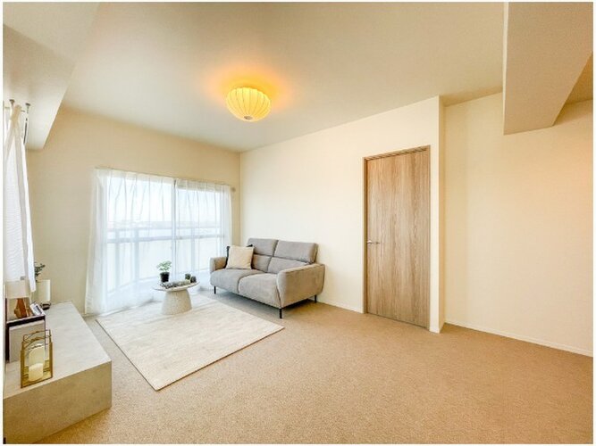 広々とした開放感を感じるLDK。思い思いに憩いの場所を作り上げていけそうです。