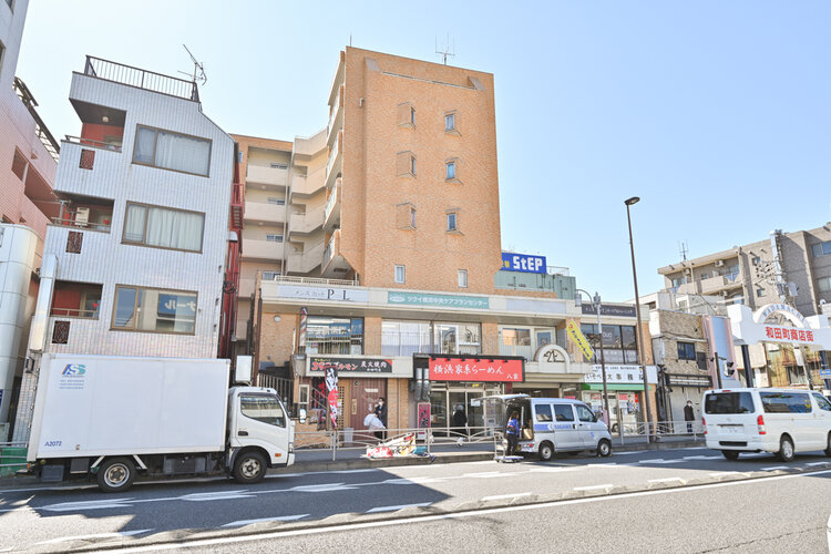 伸びやかな印象を受けるマンションです。落ち着きのある素材感で優しい表情に仕立てています。 伸びやかな印象を受けるマンションです。落ち着きのある素材感で優しい表情に仕立てています。