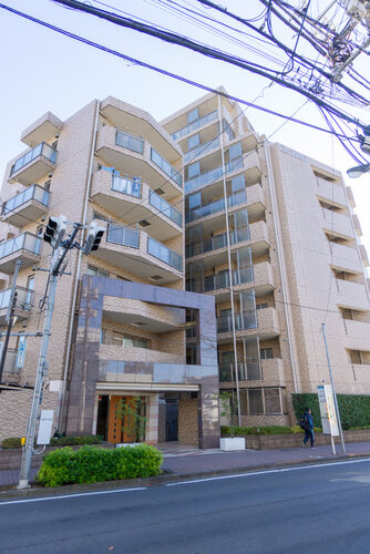 閑静な住宅街に佇むマンション。柔らかい色調とマットな素材が穏やかな雰囲気を奏でます。