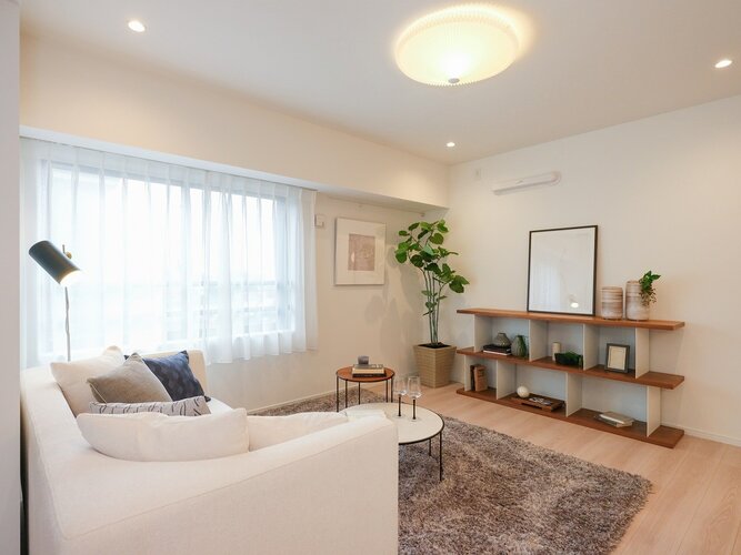 窓からたっぷりと自然光が入りますので、広めのリビングでゆったりとくつろぎの時間をお過ごしいただけます。 窓からたっぷりと自然光が入りますので、広めのリビングでゆったりとくつろぎの時間をお過ごしいただけます。