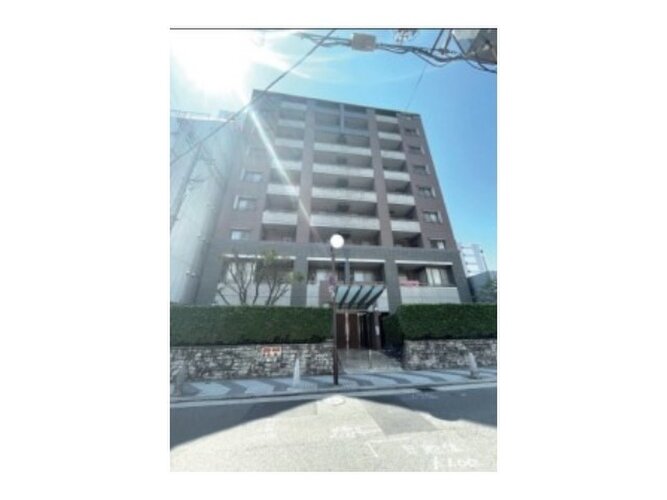 陽だまりの中でそよ風を感じる快適な空間。青空の下にその落ち着きのある外観を描き出します。 陽だまりの中でそよ風を感じる快適な空間。青空の下にその落ち着きのある外観を描き出します。