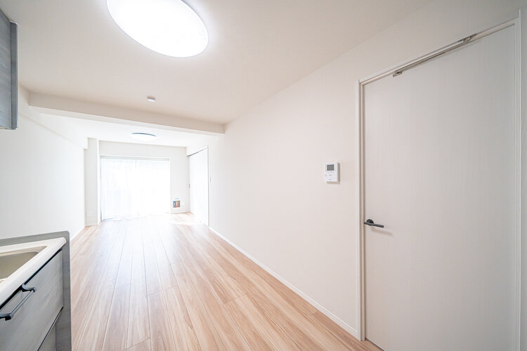 お部屋の形が綺麗なリビングの為、テーブルやソファなどの家具を一通り置くことができそうです♪ お部屋の形が綺麗なリビングの為、テーブルやソファなどの家具を一通り置くことができそうです♪