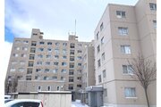 統一した色調でデザインされたマンションは周囲と調和した景観を生み出しています。