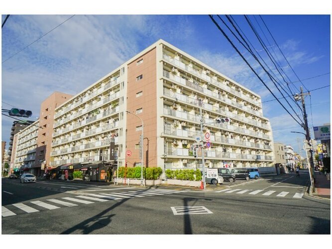 どこか余裕を感じさせるシャープなフォルムで佇む外観は、晴天の空と合わせる事で堂々たる趣を見せます。 どこか余裕を感じさせるシャープなフォルムで佇む外観は、晴天の空と合わせる事で堂々たる趣を見せます。