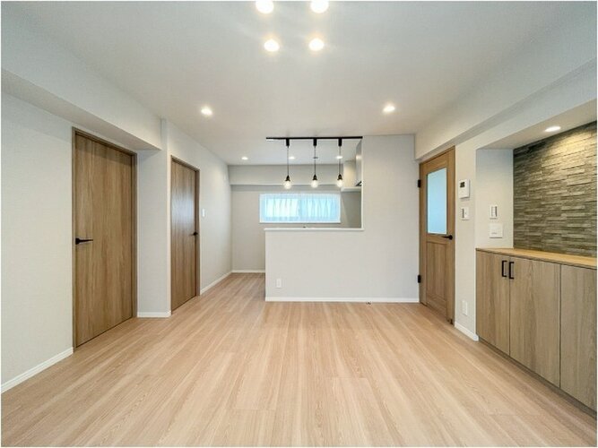 内装はシンプルに落ち着きのある空間にしています。ゆったりとしたひとときを過ごせそうです♪ 内装はシンプルに落ち着きのある空間にしています。ゆったりとしたひとときを過ごせそうです♪