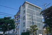 閑静な住宅街に佇むマンション。柔らかい色調とマットな素材が穏やかな雰囲気を奏でます。 閑静な住宅街に佇むマンション。柔らかい色調とマットな素材が穏やかな雰囲気を奏でます。