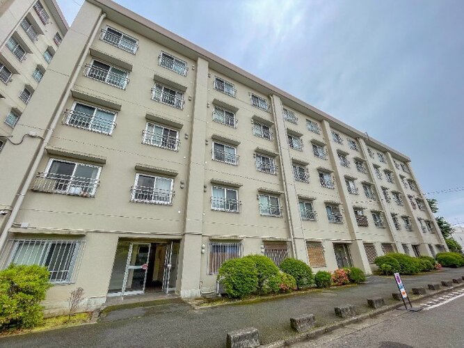 小田急小田原線「町田」駅まで徒歩20分。「リリエンハイム前」バス停まで徒歩2分 小田急小田原線「町田」駅まで徒歩20分。「リリエンハイム前」バス停まで徒歩2分