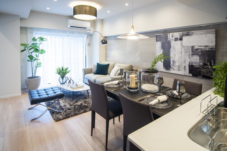 南向きの大きな窓からめいっぱいの光が注がれ、安らぎと開放の共存を満喫できる住空間です。石や木が持つプリミティブな表情の素材を使い、リラックスする雰囲気に仕上げました。 南向きの大きな窓からめいっぱいの光が注がれ、安らぎと開放の共存を満喫できる住空間です。石や木が持つプリミティブな表情の素材を使い、リラックスする雰囲気に仕上げました。