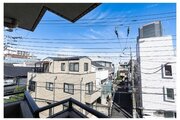 都市型生活をより快適にコーディネートするかのように、周りの情景とマッチしたバルコニー。