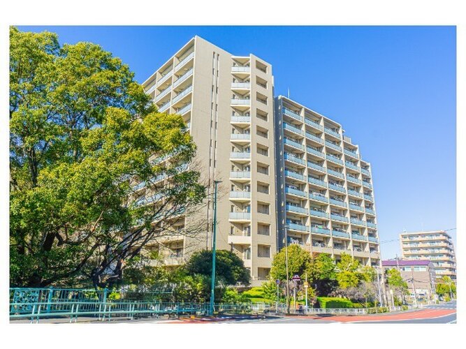 陽だまりの中でそよ風を感じる快適な空間。青空の下にその落ち着きのある外観を描き出します。 陽だまりの中でそよ風を感じる快適な空間。青空の下にその落ち着きのある外観を描き出します。