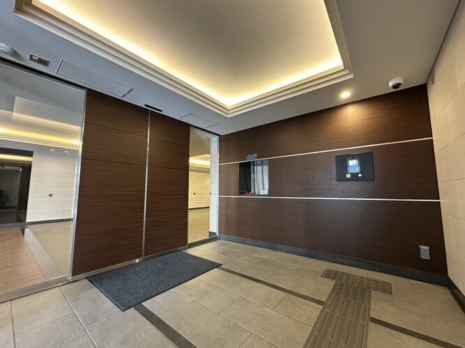 セキュリティ面で安心感アップのオートロックと防犯カメラ完備。隙のないエントランススペースです。