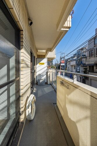 ほっと一息つける南向きのバルコニーです。洗練された暮らしを実現できるスペースは、めいっぱいリフレッシュできる大切な空間です。 ほっと一息つける南向きのバルコニーです。洗練された暮らしを実現できるスペースは、めいっぱいリフレッシュできる大切な空間です。