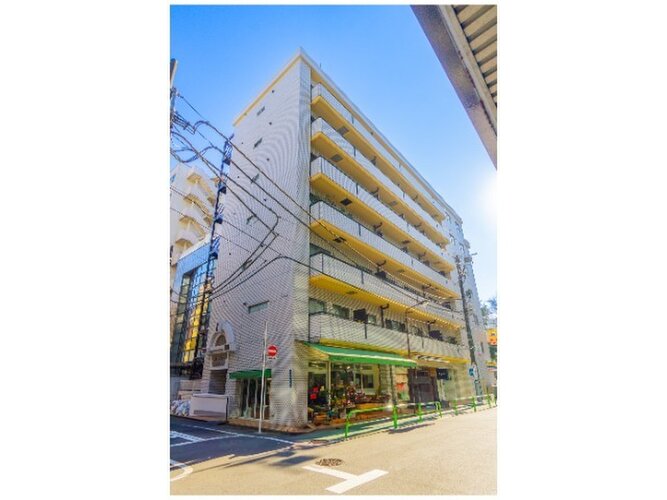 市ヶ谷駅まで徒歩2分。都市生活の利便性と充実感を得られる立地に佇んでいます。 市ヶ谷駅まで徒歩2分。都市生活の利便性と充実感を得られる立地に佇んでいます。