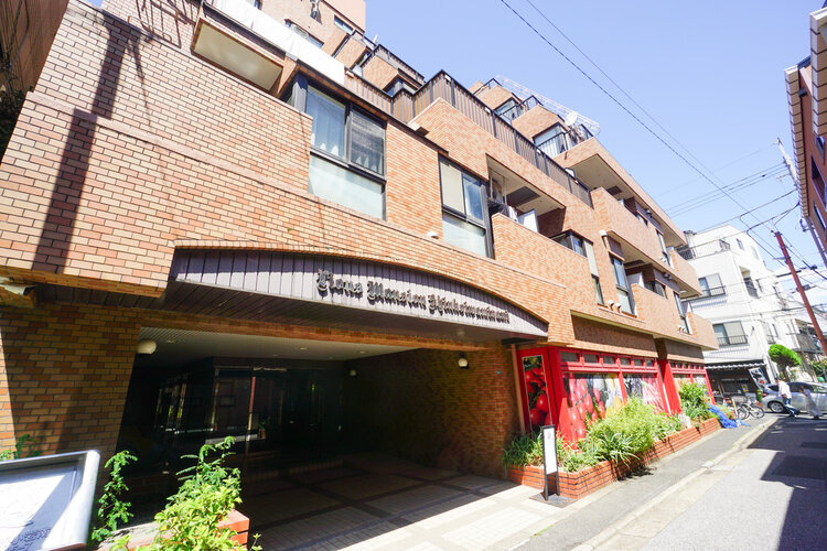 新小岩駅まで徒歩7分。都市生活の利便性と充実感を得られる立地に佇んでいます。 新小岩駅まで徒歩7分。都市生活の利便性と充実感を得られる立地に佇んでいます。