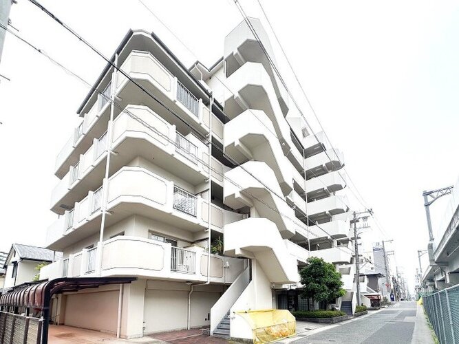 重厚なイメージを受けるマンション。住むほどにその印象が誇らしくなります。 重厚なイメージを受けるマンション。住むほどにその印象が誇らしくなります。