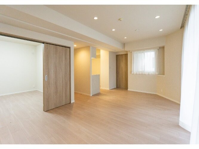 多くの光を取りこむＬＤＫは照明と質感の高いフローリングでスタイリシュに。より使いやすくより美しく♪