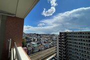 バルコニーからの眺望。近隣の建物との間隔もしっかり取られて風通し良好です。 バルコニーからの眺望。近隣の建物との間隔もしっかり取られて風通し良好です。