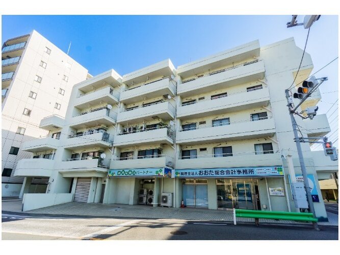 統一した色調でデザインされたマンションは周囲と調和した景観を生み出しています。