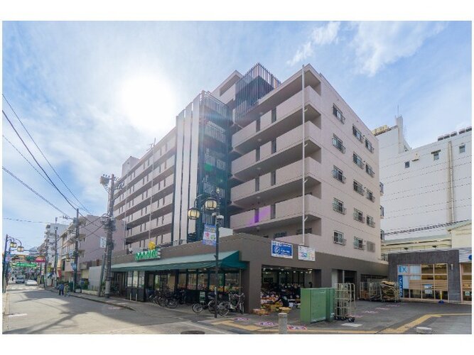 統一した色調でデザインされたマンションは周囲と調和した景観を生み出しています。