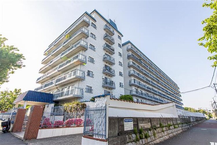 青空に映える佇まい。暮らす人の快適さを考えた街並みに溶け込んだ色調の住まい。