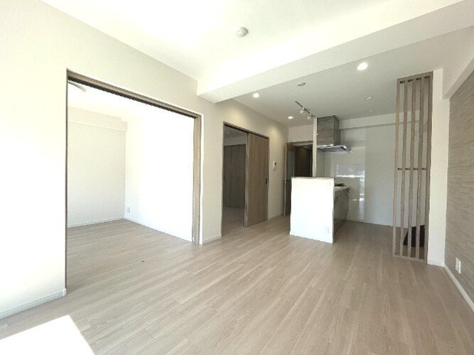 爽やかな風がそよぐ光に溢れた空間。清々しい気持ちになるお部屋です。 爽やかな風がそよぐ光に溢れた空間。清々しい気持ちになるお部屋です。