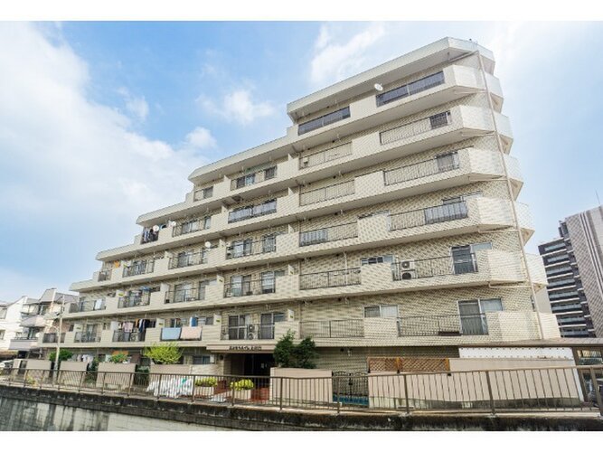 陽だまりの中でそよ風を感じる快適な空間。青空の下にその落ち着きのある外観を描き出します。 陽だまりの中でそよ風を感じる快適な空間。青空の下にその落ち着きのある外観を描き出します。