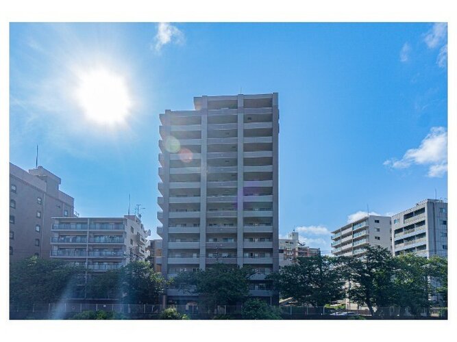 統一した色調でデザインされたマンションは周囲と調和した景観を生み出しています。