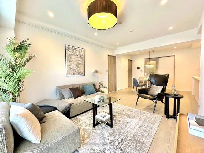 清潔感のあるホワイトクロスと温もりを感じる木目調の建具が、目に肌に心にやさしく上質な空間を演出します。暮らしやすさと心地よさを追求した住まいです。 清潔感のあるホワイトクロスと温もりを感じる木目調の建具が、目に肌に心にやさしく上質な空間を演出します。暮らしやすさと心地よさを追求した住まいです。