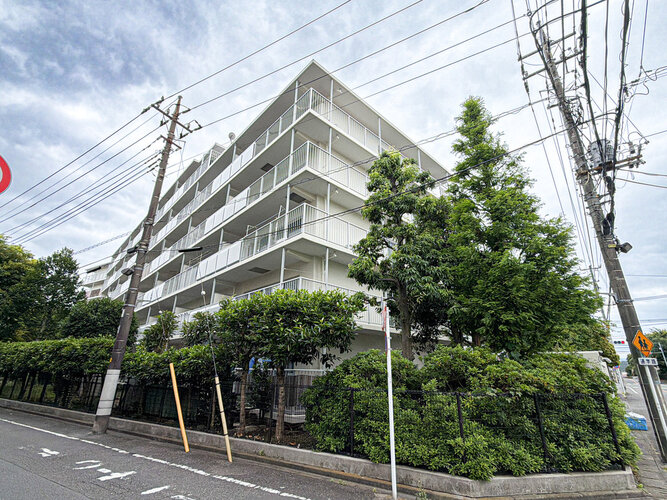 陽だまりの中でそよ風を感じる快適な空間。青空の下にその落ち着きのある外観を描き出します。 陽だまりの中でそよ風を感じる快適な空間。青空の下にその落ち着きのある外観を描き出します。