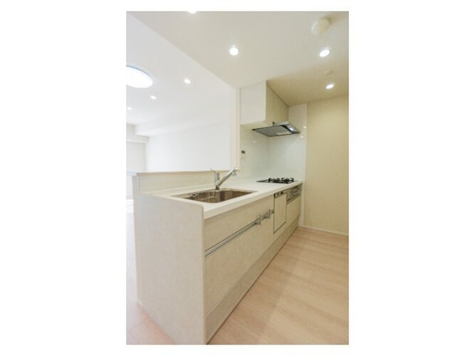 目の前をオープンにすることで開放感が生まれる対面式キッチン。家事をお手伝いしてもらうのもいいですね♪