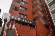 重厚なイメージを受けるマンション。住むほどにその印象が誇らしくなります。 重厚なイメージを受けるマンション。住むほどにその印象が誇らしくなります。
