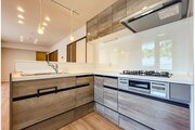 優しい温もりを醸し出すキッチンは料理の為の配慮を散りばめられた仕様です。 優しい温もりを醸し出すキッチンは料理の為の配慮を散りばめられた仕様です。